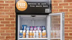 Susu formula bayi disimpan di lemari es di luar Glassmanor Community Center di Oxon Hill, Maryland, Rabu (25/5/2022). Dengan kelangkaan susu formula bayi di Amerika Serikat, pemilik restoran DC Mark Bucher mulai membeli susu formula dari tempat-tempat di mana ada lebih banyak jumlahnya dengan lebih sedikit kebutuhan, dan memberikannya melalui program Feed the Fridge. (Stefani Reynolds/AFP)