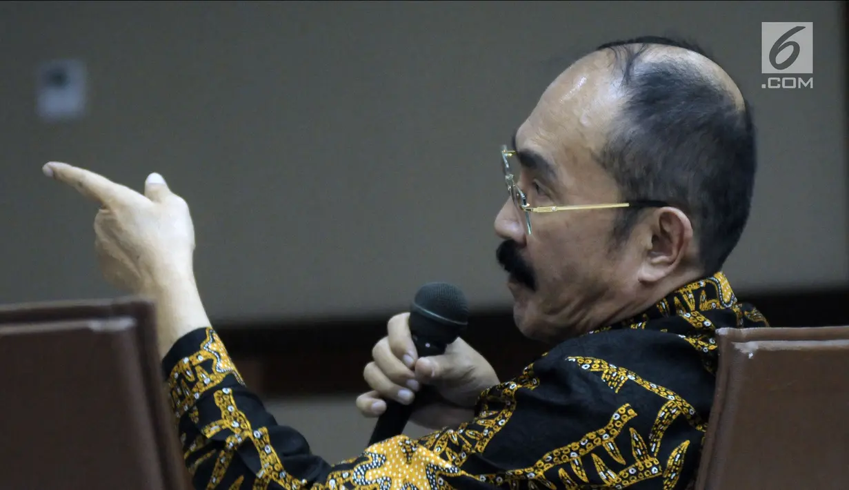 Terdakwa perkara merintangi penyidikan KPK pada kasus korupsi e-KTP, Fredrich Yunadi saat mengikuti sidang lanjutan di Pengadilan Tipikor, Jakarta, Kamis (24/5). Sidang memeriksa keterangan terdakwa. (Liputan6.com/Helmi Fithriansyah)