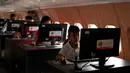 Sejumlah pengunjung menggunakan komputer di dalam pesawat McDonnell Douglas DC 9-14 yang diubah menjadi perpustakaan virtual di Mexico City, Meksiko (14/3). (Reuters/Henry Romero)
