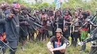 Pimpinan KKB Egianus Kogoya mengancam menembak tawanan pilot Susi Air Philips Mark Methrtens dalam sebuah tayangan video. (Liputan6.com/ Dok Ist)