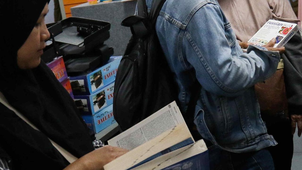 Warga terlihat mencari buku yang sedang promo di Toko Buku Gunung Agung kawasan Kwitang yang akan tutup permanen.