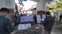 Aksi Bisu koalisi LSM di Makassar (Liputan6.com)