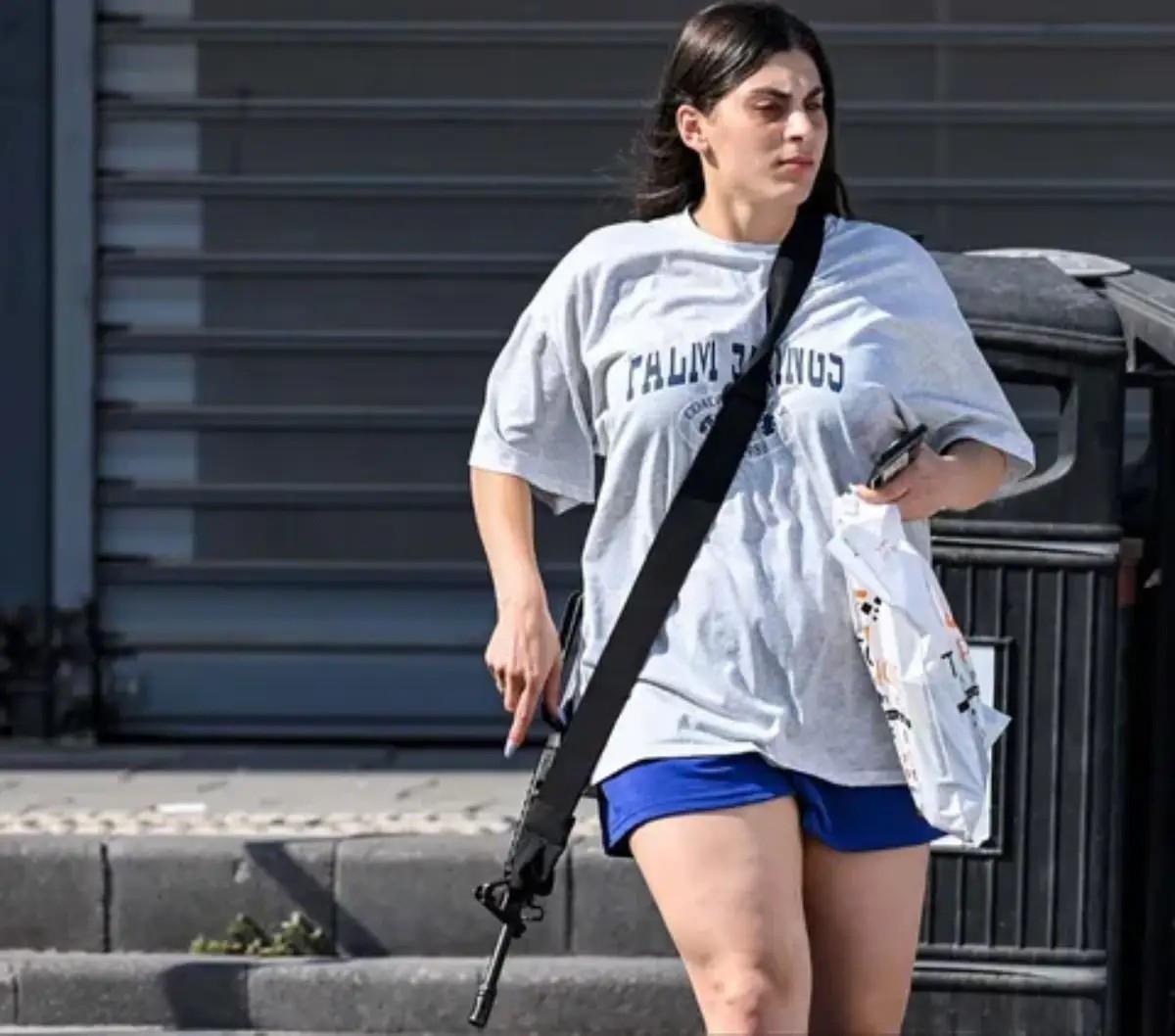 Wanita Israel bawa senjata saat jalan-jalan di Tel Aviv