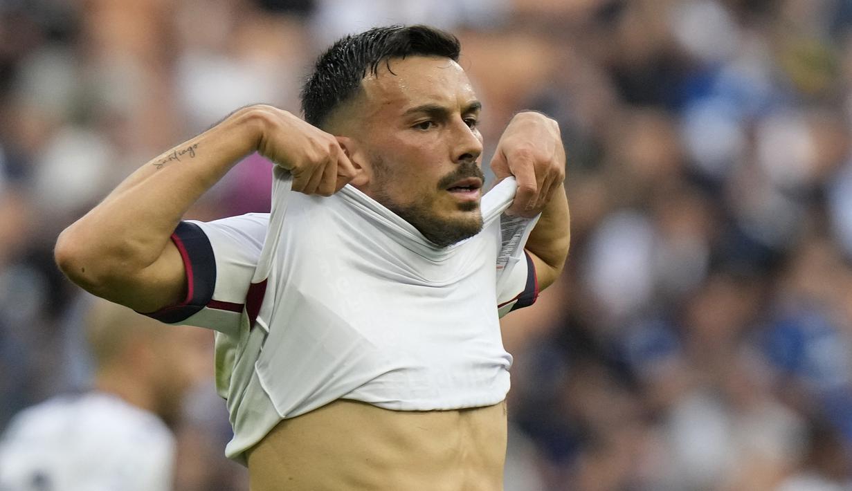 Pada menit ke-19 Bologna hampir menyamakan skor. Tendangan Nicola Sansone masih melambung di atas mistar usai menerima bola rebound dari tembakan Roberto Soriano yang mampu ditepis Samir Handanovic. (AP/Luca Bruno)