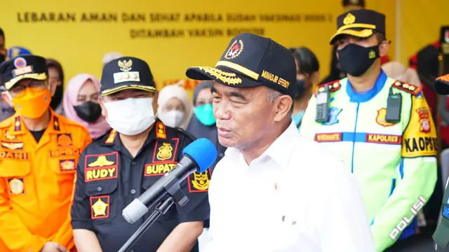 Menko PMK Muhadjir Effendy memberikan penjelasan kepada wartawan di Garut, di sela-sela pengecakan arus mudik lebaran 2022 beberapa waktu lalu. (Liputan6.com/Jayadi Supriadin)