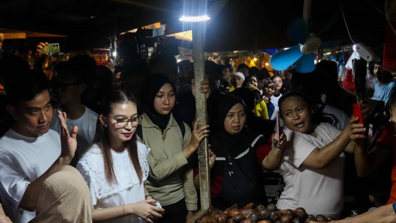 Calon Wakil Presiden nomor urut 2 Gibran Rakabuming Raka didampingi istri Selvi Ananda melakukan blusukan ke Pasar Rawasari, Jakarta, Minggu (3/11/2023).<br>