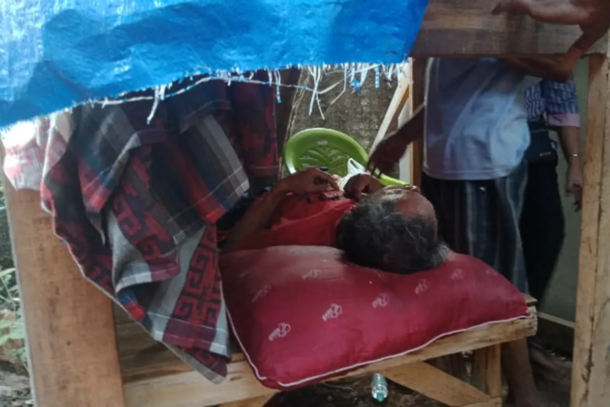 Kisah Asep Pria Strok Diterlantarkan di Gubuk Pemakaman