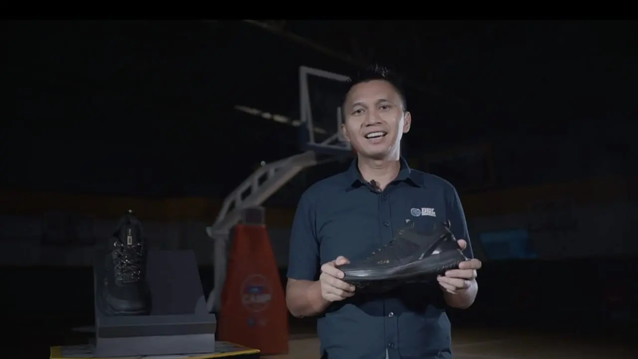 Azrul Ananda memegang AZA 6