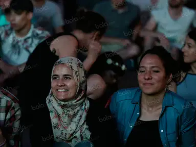 Sejumlah warga muslim Prancis mengisi hari raya Idul Fitri dengan nonton bareng semifinal Piala Eropa 2016 antara Portugal melawan Wales di fanzone Kota Lyon, Prancis, Rabu (6/7/2016). (Bola.com/Vitalis Yogi Trisna)