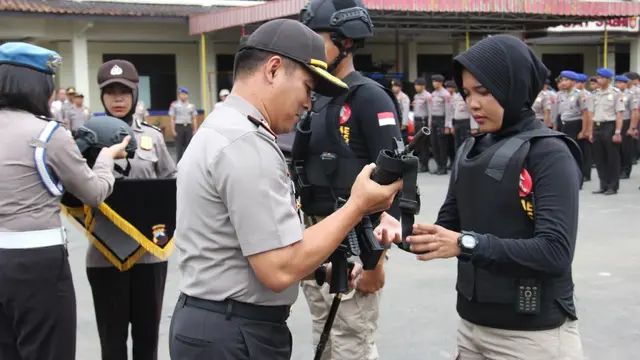Tim Halilintar Polres Cilacap dipersenjatai lengkap. (Foto: Liputan6.com/Muhamad Ridlo/HNSI)