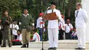 Peserta mengikuti kegiatan Napak Tilas Proklamasi di Tugu Proklamasi, Jakarta, Kamis (16/8). Acara tersebut diadakan dalam rangka menyambut HUT RI yang diikuti oleh masyarakat dari beragam latar belakang. (Liputan6.com/Immanuel Antonius)