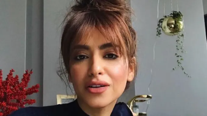 Nggak Perlu Dipotong, Bikin Poni dengan Trik Unik Ini Deh