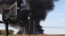 Sebuah pesawat militer bersejarah jatuh setelah bertabrakan dengan pesawat lain selama pertunjukan udara di Bandara Eksekutif Dallas, Dallas, Amerika Serikat, 12 November 2022. Berdasarkan keterangan administrasi penerbangan federal, dua pesawat itu bejenis Boeing B-17 Flying Fortress dan Bell P-63 Kingcobra. (Nathaniel Ross Photography via AP)