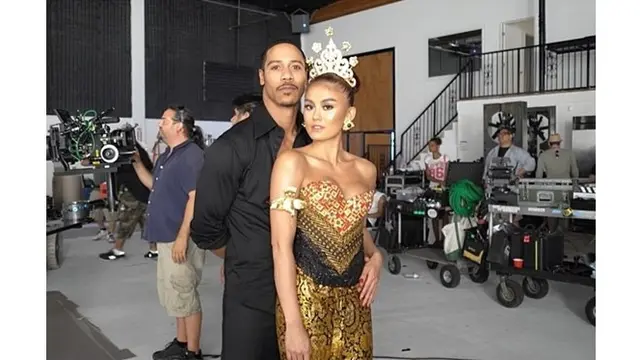 Agnez Mo tampil cantik dalam balutan kebaya saat pembuatan video klip  Coke Bottle.