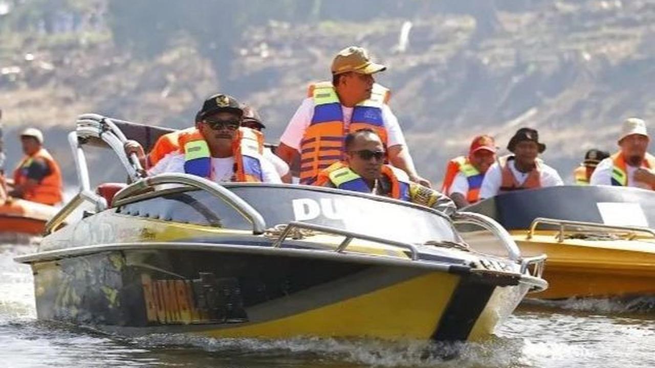 Kota Madiun punya spot wisata baru di kawasan Bantaran Kali Madiun. Setelah ramai jadi lokasi ngopi dengan pemandangan matahari terbenam, kini spot wisata ini dilengkapi dengan susur sungai naik speedboat.