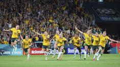 Sejumlah pemain Timnas Australia melakukan selebrasi setelah menang atas Prancis pada babak adu penalti saat perempat final Piala Dunia Wanita 2023 di Brisbane Stadium, Brisbane, 12 Agustus 2023. (AP Photo/Tertius Pickard)