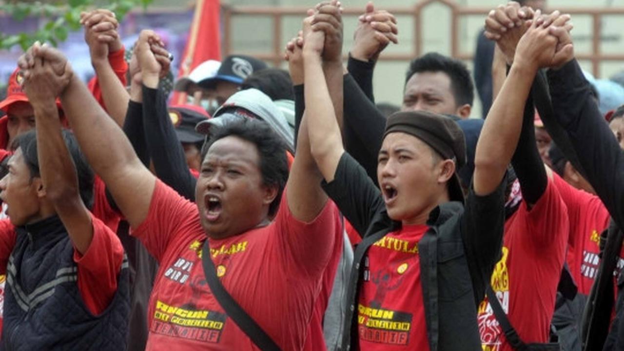 Aksi buruh Pulogadung sweeping pabrik pakai motor mewah