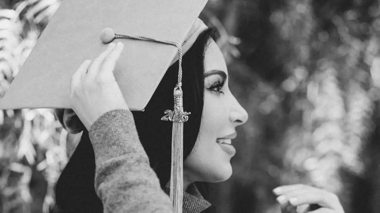Kim Kardashian saat Lulus Program Studi Hukum di Usia 44 Tahun