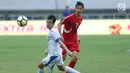 Gelandang Korea Utara, So Jong Hyok (kanan) berusaha mengecoh pemain Uzbekistan, pada laga perdana PSSI Anniversary 2018 di Stadion Pakansari, Kab Bogor, Jumat (27/4). Laga berakhir imbang 2-2. (Liputan6.com/Helmi Fithriansyah)