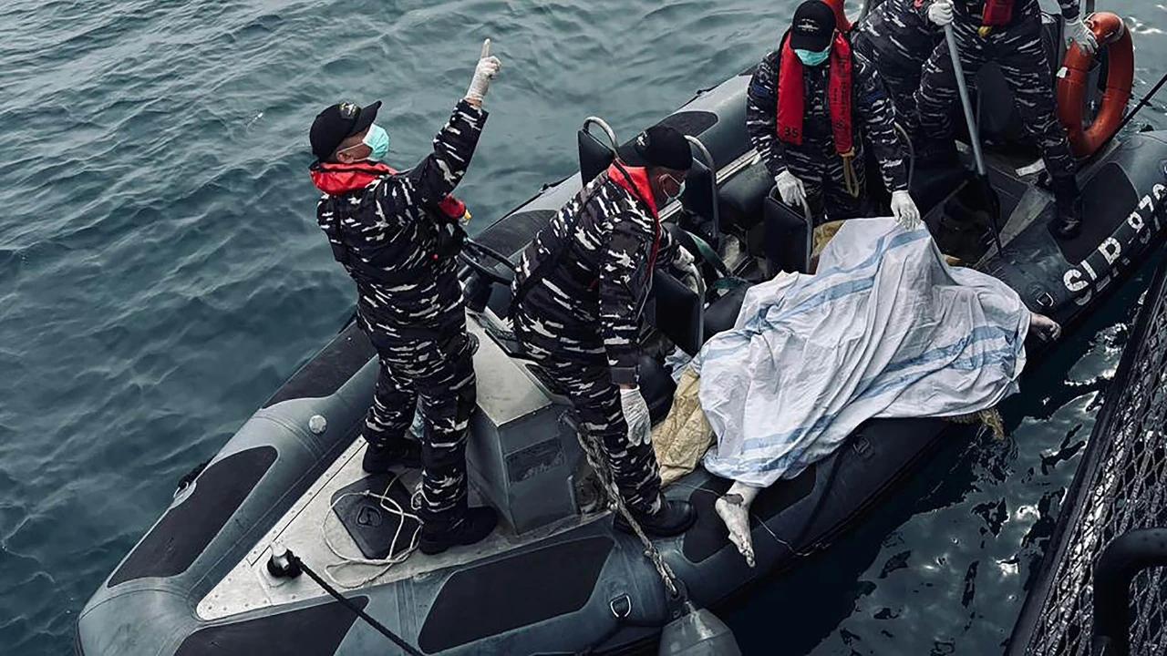 FOTO: KRI Selar-879 Evakuasi Jenazah di Teluk Balikpapan Saat Patroli Rutin