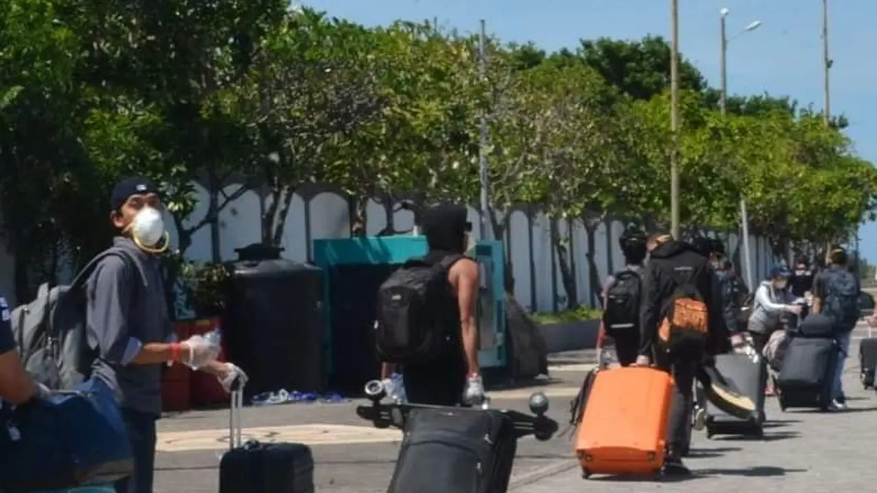 pekerja Migran Indonesia (PMI) menjalani pemeriksaan SWAB di atas kapal di Pelabuhan Benoa