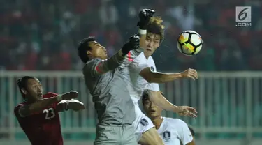 Penjaga gawang Timnas Indonesia U-23. M Ridho (tengah) berebut bola atas dengan pemain Korea Selatan U-23 pada laga persahabatan di Stadion Pakansari, Kab Bogor, Sabtu (23/6). Babak pertama Indonesia U-23 tertinggal 0-1. (Liputan6.com/Helmi Fithriansyah)