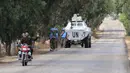 Sebuah kendaraan pengangkut personel Pasukan Sementara PBB di Lebanon (UNIFIL) berpatroli di dataran Lebanon selatan di wilayah Khiam di perbatasan dengan Israel pada 10 Oktober 2023. (JOSEPH EID/AFP)