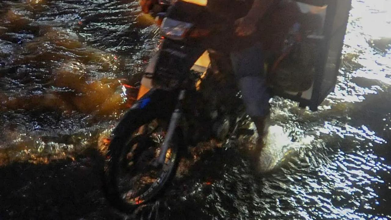 Banjir ini terjadi akibat buruknya sistem drainase di kawasan tersebut.