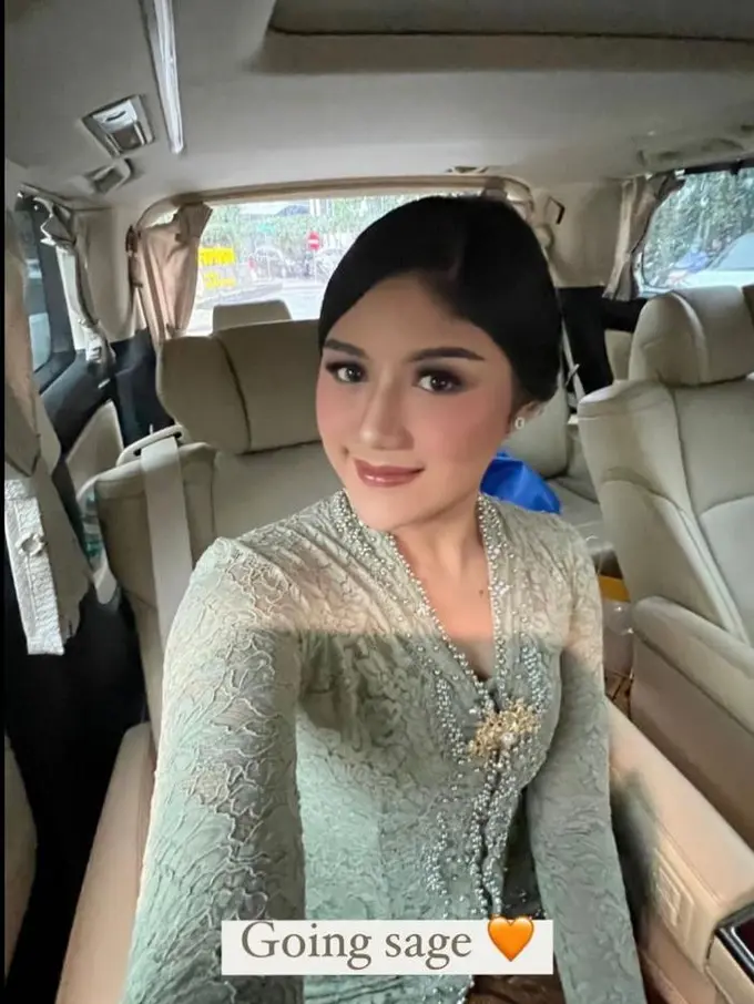 Pesona Anggun Erina Gudono Berkebaya Hadiri Wisuda Sang Adik