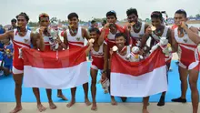 Regu dayung Indonesia berpose memperlihatkan medali emas seusai pertandingan final dayung kelas ringan delapan putra Asian Games ke-18 tahun 2018 di Venue Rowing Jakabaring Sport City, Palembang, Jumat (24/8). (ANTARA FOTO/INASGOC/Nova Wahyudi/nym/18)