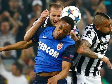 Duel panas terjadi di leg pertama perempat final Liga Champions antara Juventus dengan AS Monaco di Juventus Stadium, Italia, Rabu (15/4/2015). Juvenetus Menang 1-0 atas AS Monaco. (Reuters/Stefano Rellandini)