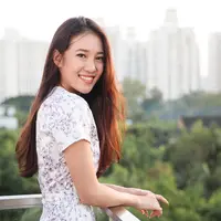 ilustrasi perempuan tersenyum/copyright by KaptureHouse (Shutterstock)