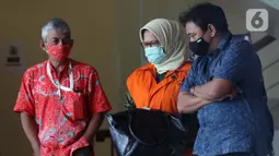Desi Arryani (tengah) usai menjalani pemeriksaan lanjutan di gedung KPK, Jakarta, Rabu (23/9/2020). Mantan Kepala Divisi III/Sipil/II PT Waskita Karya itu diperiksa sebagai tersangka dugaan korupsi 14 proyek fiktif pada PT Waskita Karya (Persero) periode 2009-2015. (Liputan6.com/Helmi Fithriansyah)