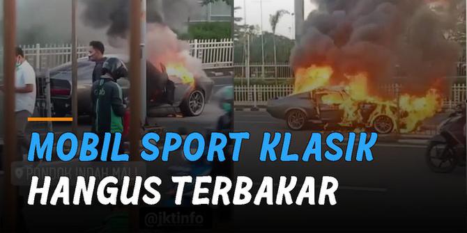 VIDEO: Ngeri, Mobil Sport Klasik Hangus Terbakar Di Jalan
