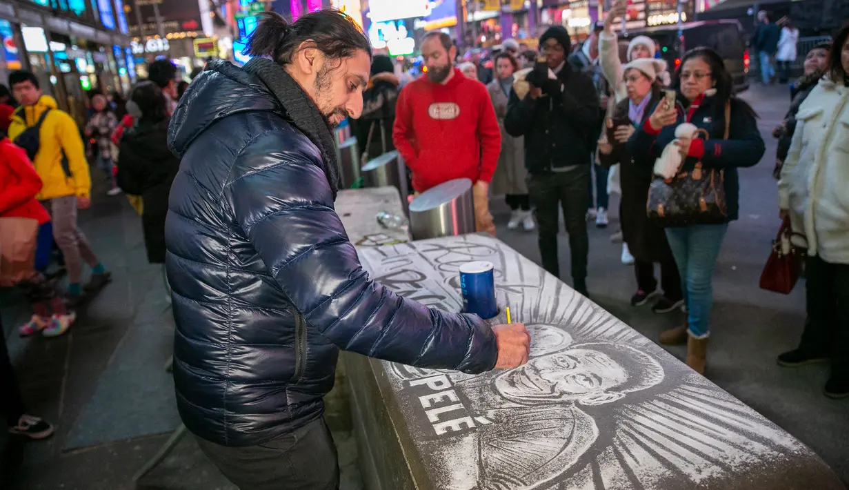 Amir Hussain yang berkunjung dari Denmark menggunakan garam meja untuk memberikan penghormatan kepada mendiang legenda sepak bola Pele di Times Square, New York, Amerika Serikat, 29 Desember 2022. (AP Photo/Ted Shaffrey)