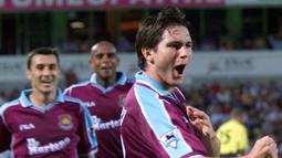 Frank Lampard mengawali karir di tim remaja West Ham United pada tahun 1994 saat sang ayah menjadi asisten pelatih. Pada Oktober 1995 ia dipinjamkan ke klub divisi 2, Swansea City dan melakukan debut saat mengalahkan Bradford City 2-0. (AFP/Franck Fife)