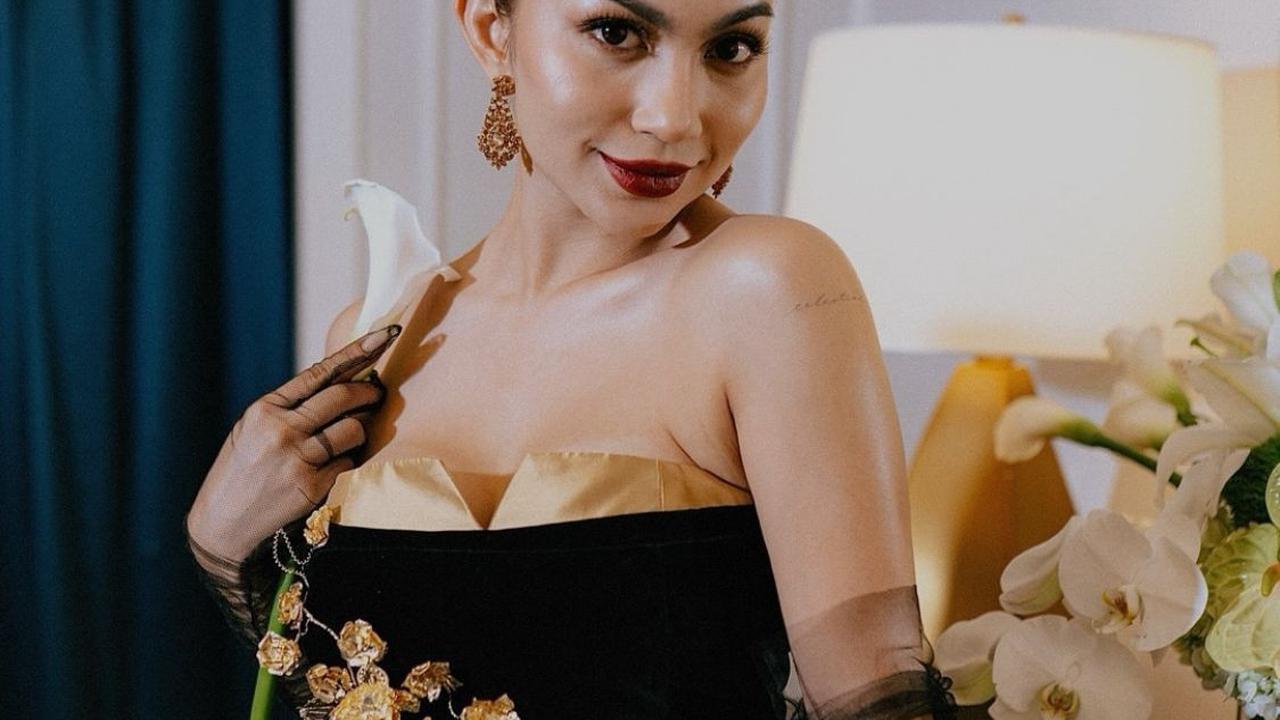 Ariel Tatum Memukau dalam Balutan Gaun Hitam Rancangan Didiet Maulana, Terinspirasi Hollywood Klasik!