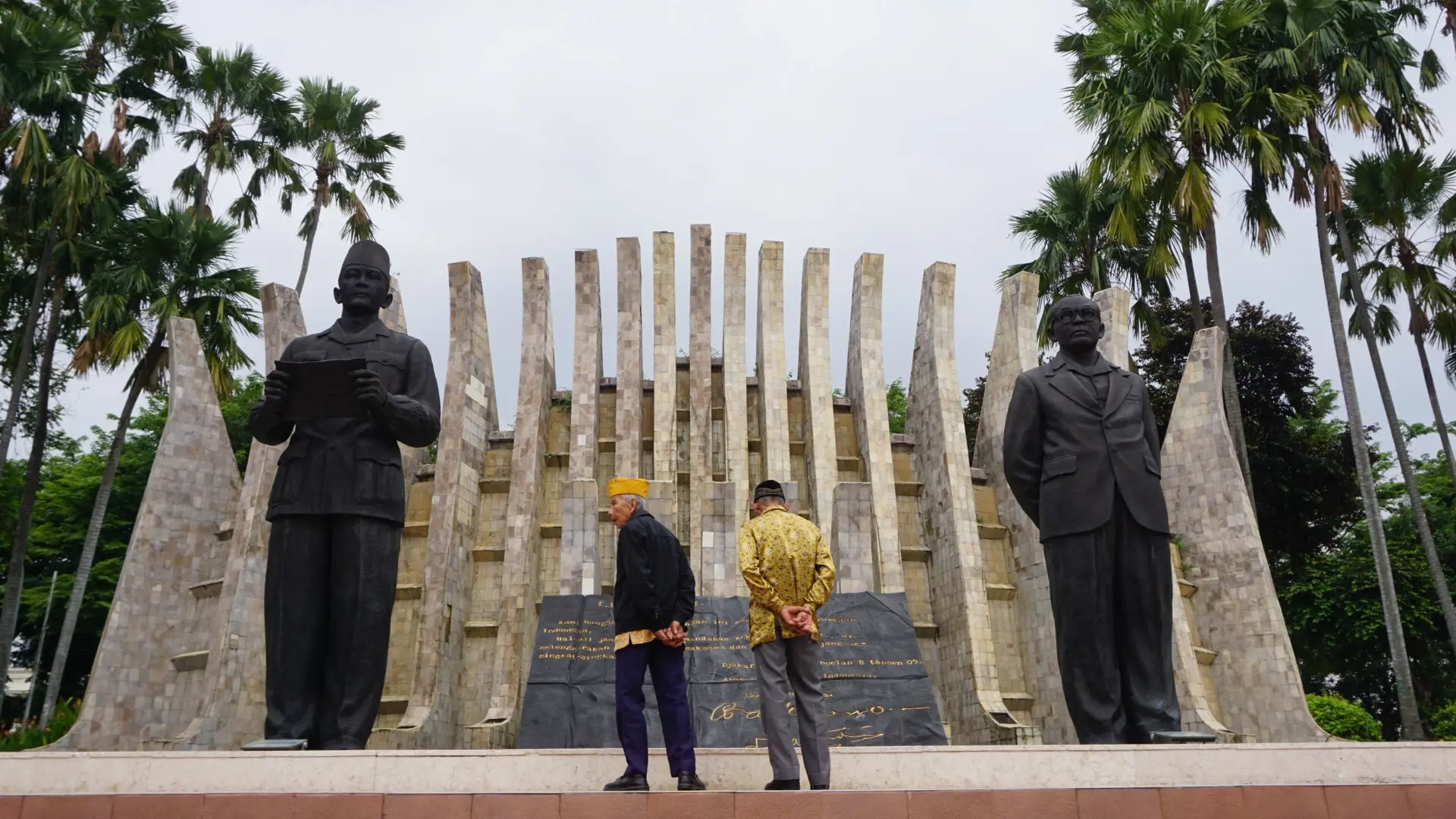 Dalijan dan Kawit berkesempatan melepaskan rindunya pada ibu kota dengan mengunjungi Jakarta. (Sumber Foto: Istimewa)