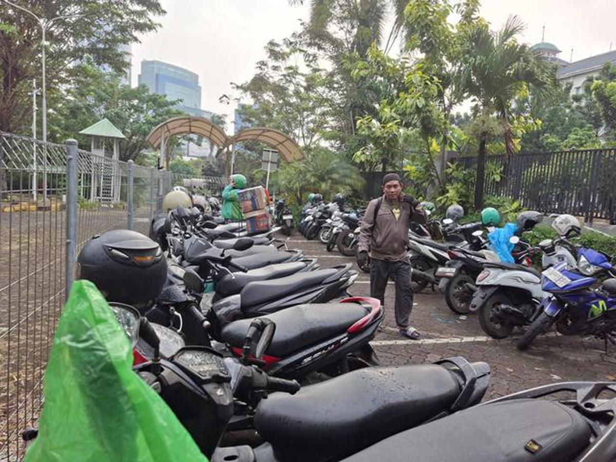 Parkir Ojol di Mal