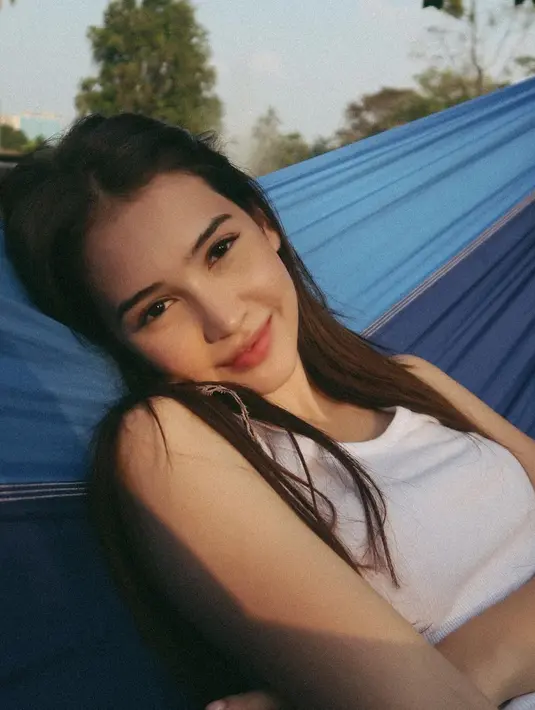 Sandrinna tampil begitu natural dengan gaya kasualnya. Ia memperlihatkan wajahnya yang dirias minimalis namun berhasil memancarkan aura luar biasa. [Foto: Instagram/sandrinna_11]