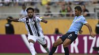 Weston McKennie (Juventus) dan Rodri (Manchester City) berebut bola dalam laga Club World Cup Grup G antara Juventus dan Manchester City di Orlando, Florida, 26 Juni 2025. (AP Photo/Phelan Ebenhack)