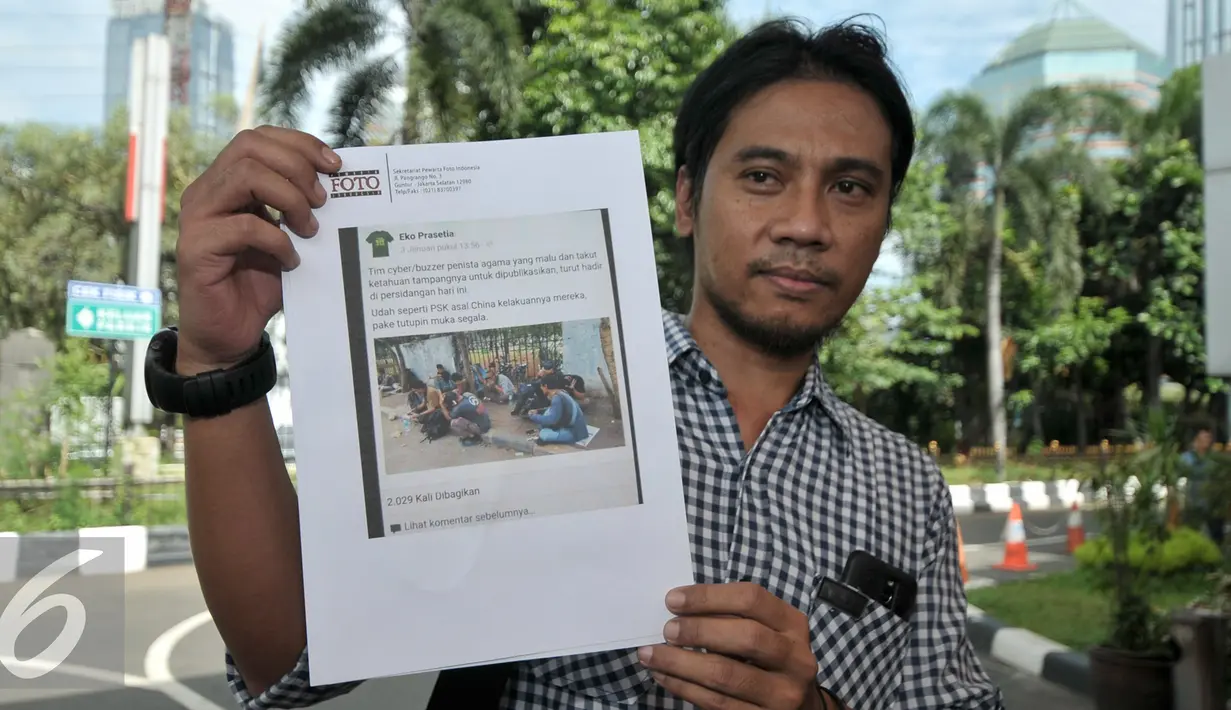 Lucky Pransiska menunjukan berkas pelaporan di Polda Metro, Jakarta, Rabu (11/1). Akun facebook Eko Presetia telah mengunggah gambar pewarta foto yang sedang meliput sidang Ahok dengan keterangan yang tidak sesuai. (Liputan6.com/Yoppy Renato)