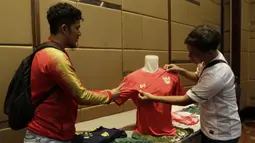 Suporter Indonesia melihat Jersey saat peluncuran Warrix Indonesia di Hotel Santika, Jakarta, Kamis, (6/2/2020). Apparel asal Thailand ini resmi masuk pasar Indonesia. (Bola.com/M Iqbal Ichsan)