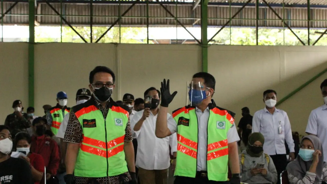 Wakil Gubernur DKI Jakarta Ahmad Riza Patria memantau sentra vaksinasi Covid-19 PT Jakarta Industrial Estate Pulogadung