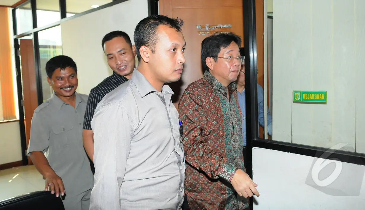 Terdakwa Presiden Direktur PT Sentul City, Kwee Cahyadi Kumala (kanan) saat akan mengikuti sidang lanjutan di Pengadilan Tipikor, Jakarta, Senin (30/3/2015). (Liputan6.com/Herman Zakharia)