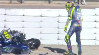 Valentino Rossi mengalami kecelakaan hebat pada tes MotoGP Valencia di Sirkuit Ricardo Tormo, Selasa (14/11/2017). (Crash)