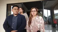 Ratu Meta saat menghadirkan dua saksi itu ke Polres Metro Jakarta Timur, Senin (7/4/2025). (Dok. via M. Altaf Jauhar)