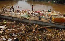 Usai banjir, sampah menggunung di Kanal Banjir Barat