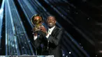 Pemain PSG, Ousmane Dembele, berpose setelah dinobatkan sebagai peraih Ballon d’Or 2025 di Theatre du Chatelet, Paris, Senin (22/9/2025) malam waktu setempat atau Selasa (23/9) dini hari WIB. (AP Photo/Thibault Camus)