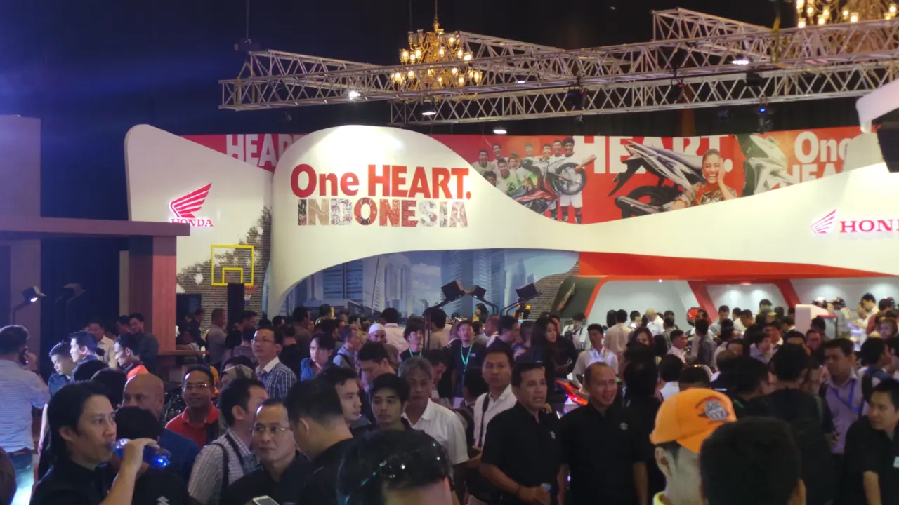 AHM Goda Konsumen Dengan Motor Sport Dunia di IMOS 2014